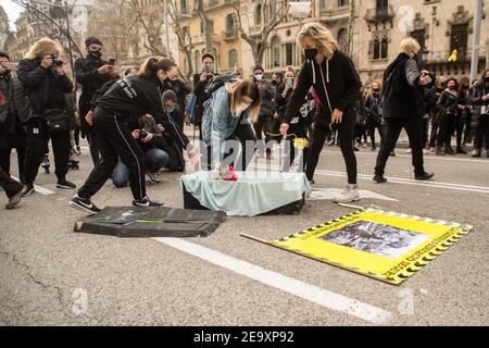 Barcelone, Catalogne, Espagne. 6 février 2021. Des manifestants sont vus mettre des fleurs dans un cercueil en carton.des étudiants et des enseignants de danse de toute la Catalogne se sont réunis ce samedi 6 février pour demander la réouverture de leurs écoles et exprimer leur désaccord avec les mesures restrictives dues à la pandémie du coronavirus qui affecte les secteurs de la danse crédit: Thiago Prudencio/DAX/ZUMA Wire/Alay Live News Banque D'Images