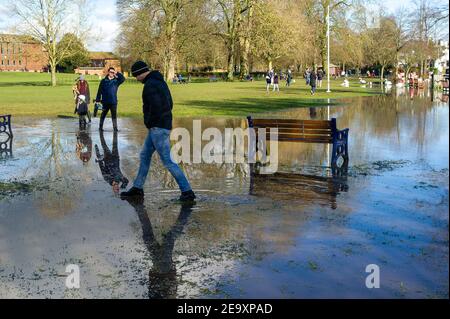 Marlow, Buckinghamshire, Royaume-Uni. 6 février 2021. Un avertissement d'inondation est en place pour la Tamise à Marlow, après une période de précipitations récentes. Il est conseillé aux résidents vivant près de la Tamise d'activer leurs produits de protection contre les inondations. Des inondations sont attendues. Les niveaux de la rivière restent élevés et le sentier de la Tamise est inondé. L'Agence de l'environnement s'attend à ce que les niveaux des rivières augmentent de nouveau ce week-end. Crédit : Maureen McLean/Alay Live News Banque D'Images