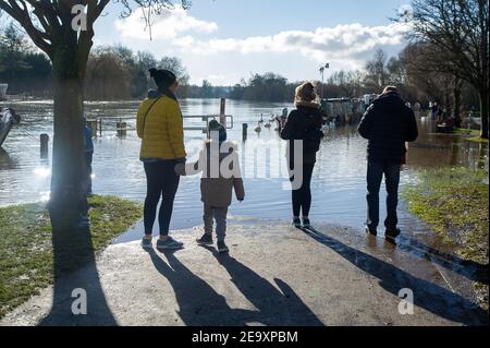 Marlow, Buckinghamshire, Royaume-Uni. 6 février 2021. Le sentier de la Tamise a été inondé aujourd'hui. Un avertissement d'inondation est en place pour la Tamise à Marlow, après une période de précipitations récentes. Il est conseillé aux résidents vivant près de la Tamise d'activer leurs produits de protection contre les inondations. Des inondations sont attendues. Les niveaux de la rivière restent élevés et le sentier de la Tamise est inondé. L'Agence de l'environnement s'attend à ce que les niveaux des rivières augmentent de nouveau ce week-end. Crédit : Maureen McLean/Alay Live News Banque D'Images