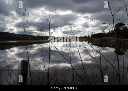 Marlow, Buckinghamshire, Royaume-Uni. 6 février 2021. Champs inondés à Marlow. Un avertissement d'inondation est en place pour la Tamise à Marlow, après une période de précipitations récentes. Il est conseillé aux résidents vivant près de la Tamise d'activer leurs produits de protection contre les inondations. Des inondations sont attendues. Les niveaux de la rivière restent élevés et le sentier de la Tamise est inondé. L'Agence de l'environnement s'attend à ce que les niveaux des rivières augmentent de nouveau ce week-end. Crédit : Maureen McLean/Alay Live News Banque D'Images