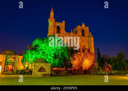 Vue nocturne de la mosquée Lala Mustafa Pasa à Famagusta, Chypre Banque D'Images