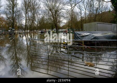 Marlow, Buckinghamshire, Royaume-Uni. 6 février 2021. Inondations dans les terrains du centre d'activités de Longridge à Marlow. Un avertissement d'inondation est en place pour la Tamise à Marlow, après une période de précipitations récentes. Il est conseillé aux résidents vivant près de la Tamise d'activer leurs produits de protection contre les inondations. Des inondations sont attendues. Les niveaux de la rivière restent élevés et le sentier de la Tamise est inondé. L'Agence de l'environnement s'attend à ce que les niveaux des rivières augmentent de nouveau ce week-end. Crédit : Maureen McLean/Alay Live News Banque D'Images