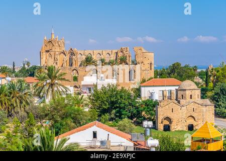 Vue aérienne de Famagusta dominée par la mosquée Lala Mustafa Pasa et l'église saint-Nicolas, Chypre Banque D'Images