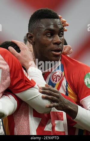 06 février 2021, Rhénanie-Palatinat, Mayence: Football: Bundesliga, FSV Mayence 05 - 1. FC Union Berlin, Matchday 20 à Opel Arena. Moussa Niakhate de Mayence célèbre son objectif de le faire 1:0. Photo: Thomas Frey/dpa - NOTE IMPORTANTE: Conformément aux règlements du DFL Deutsche Fußball Liga et/ou du DFB Deutscher Fußball-Bund, il est interdit d'utiliser ou d'utiliser des photos prises dans le stade et/ou du match sous forme de séquences d'images et/ou de séries de photos de type vidéo. Banque D'Images