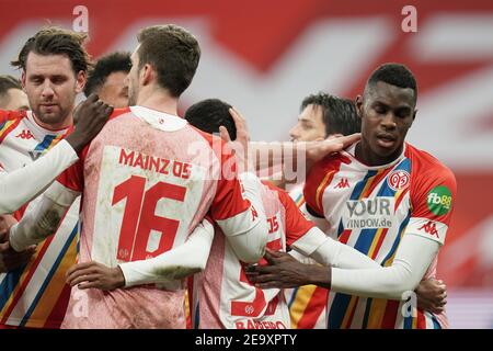 06 février 2021, Rhénanie-Palatinat, Mayence: Football: Bundesliga, FSV Mayence 05 - 1. FC Union Berlin, Matchday 20 à Opel Arena. Moussa Niakhate (r) de Mayence célèbre son but pour 1:0 avec ses coéquipiers. Photo: Thomas Frey/dpa - NOTE IMPORTANTE: Conformément aux règlements du DFL Deutsche Fußball Liga et/ou du DFB Deutscher Fußball-Bund, il est interdit d'utiliser ou d'utiliser des photos prises dans le stade et/ou du match sous forme de séquences d'images et/ou de séries de photos de type vidéo. Banque D'Images