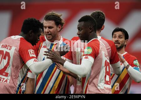 06 février 2021, Rhénanie-Palatinat, Mayence: Football: Bundesliga, FSV Mayence 05 - 1. FC Union Berlin, Matchday 20 à Opel Arena. Moussa Niakhate (centre) de Mayence célèbre son objectif de faire 1:0 avec ses coéquipiers. Photo: Thomas Frey/dpa - NOTE IMPORTANTE: Conformément aux règlements du DFL Deutsche Fußball Liga et/ou du DFB Deutscher Fußball-Bund, il est interdit d'utiliser ou d'utiliser des photos prises dans le stade et/ou du match sous forme de séquences d'images et/ou de séries de photos de type vidéo. Banque D'Images