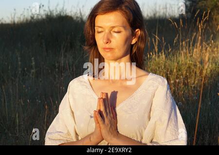 Faire danser la danseuse afro-américaine en short en studio, en vous tenant debout dans des lampes au néon Banque D'Images