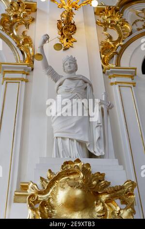 Statue en plâtre allégorique de la justice tenant une paire de balances par Alexandre Terebenev à l'escalier de Jordanie du Palais d'hiver, le bâtiment principal du musée de l'Ermitage d'État à Saint-Pétersbourg, Russie Banque D'Images