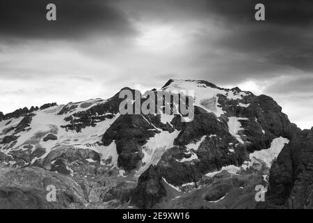 Vue sur le groupe de montagne Marmolada, glaciers. Les Dolomites. Alpes italiennes. Europe. Banque D'Images