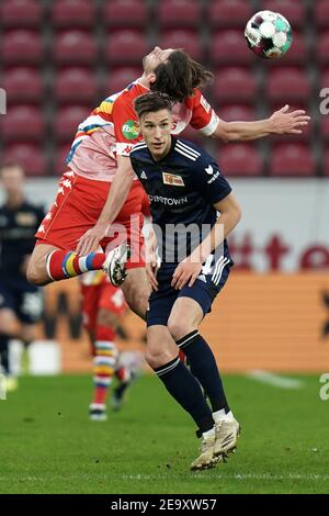 06 février 2021, Rhénanie-Palatinat, Mayence: Football: Bundesliga, FSV Mayence 05 - 1. FC Union Berlin, Matchday 20 à Opel Arena. Adam Szalai (l) de Mayence et Nico Schlotterbeck de Berlin se battent pour le ballon. Photo: Thomas Frey/dpa - NOTE IMPORTANTE: Conformément aux règlements du DFL Deutsche Fußball Liga et/ou du DFB Deutscher Fußball-Bund, il est interdit d'utiliser ou d'utiliser des photos prises dans le stade et/ou du match sous forme de séquences d'images et/ou de séries de photos de type vidéo. Banque D'Images