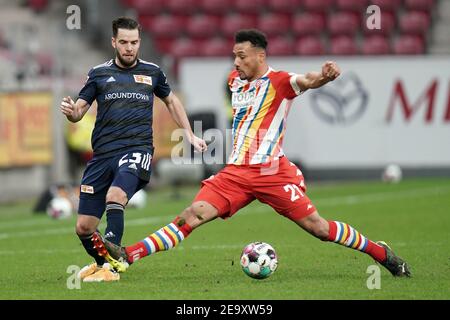 06 février 2021, Rhénanie-Palatinat, Mayence: Football: Bundesliga, FSV Mayence 05 - 1. FC Union Berlin, Matchday 20 à Opel Arena. Karim Onisiwo (r) de Mayence et Niko Gießelmann de Berlin se battent pour le ballon. Photo: Thomas Frey/dpa - NOTE IMPORTANTE: Conformément aux règlements du DFL Deutsche Fußball Liga et/ou du DFB Deutscher Fußball-Bund, il est interdit d'utiliser ou d'utiliser des photos prises dans le stade et/ou du match sous forme de séquences d'images et/ou de séries de photos de type vidéo. Banque D'Images