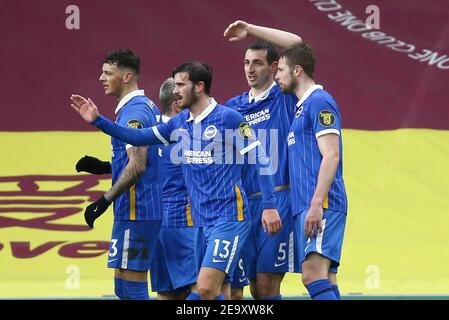 Burnley, Royaume-Uni. 06e février 2021. Lewis Dunk de Brighton & Hove Albion (2e à partir de la droite) célèbre avec ses coéquipiers après avoir obtenu le premier but de son équipe. Premier League Match, Burnley v Brighton & Hove Albion au Turf Moor de Burnley, Lancs, le samedi 6 février 2021. Cette image ne peut être utilisée qu'à des fins éditoriales. Utilisation éditoriale uniquement, licence requise pour une utilisation commerciale. Aucune utilisation dans les Paris, les jeux ou les publications d'un seul club/ligue/joueur. photo par Chris Stading/Andrew Orchard sports Photography/Alamy Live News crédit: Andrew Orchard sports Photography/Alamy Live News Banque D'Images