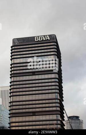 Bâtiment d'entreprise de la banque espagnole BBVA, conçu par le célèbre architecte espagnol Sáenz de Oiza, sur le Paseo de la Castellana, à Madrid, en Espagne. Banque D'Images