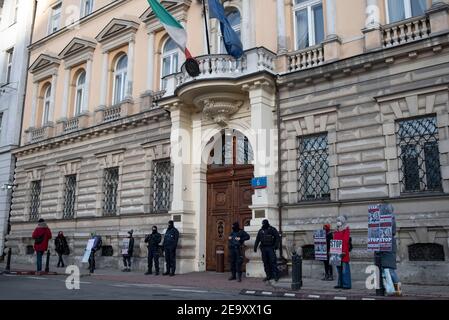 Varsovie, Varsovie, Pologne. 6 février 2021. Des manifestants tiennent des pancartes lors d'une manifestation contre la vivisection d'animaux le 6 février 2021 à Varsovie, en Pologne. Des membres de la rébellion animale NPO Polska se sont réunis devant l'ambassade italienne à Varsovie pour manifester leur solidarité envers les activistes des droits des animaux en Italie qui protestent contre la vivisection d'animaux à des fins scientifiques, Plus précisément l'utilisation de macaques dans le projet 'LightUp - Turning the Cortically blind Brain to See' mené par l'Université de Turin en collaboration avec l'Université de Parme. Dirigé par Research Fellow Banque D'Images