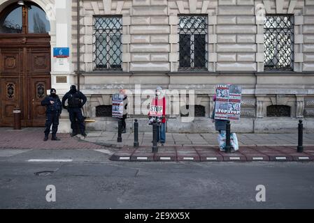 Varsovie, Varsovie, Pologne. 6 février 2021. Des manifestants tiennent des pancartes lors d'une manifestation contre la vivisection d'animaux le 6 février 2021 à Varsovie, en Pologne. Des membres de la rébellion animale NPO Polska se sont réunis devant l'ambassade italienne à Varsovie pour manifester leur solidarité envers les activistes des droits des animaux en Italie qui protestent contre la vivisection d'animaux à des fins scientifiques, Plus précisément l'utilisation de macaques dans le projet 'LightUp - Turning the Cortically blind Brain to See' mené par l'Université de Turin en collaboration avec l'Université de Parme. Dirigé par Research Fellow Banque D'Images