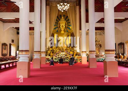 Chiang Mai, Thaïlande - 4 septembre 2018 : intérieur de la principale salle de prière à Wat Phra Singh, Chiang Mai, Thaïlande. Banque D'Images