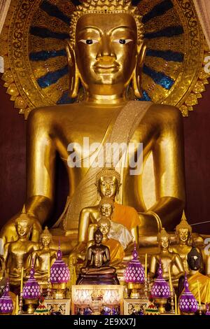 Phra Chao Thong Tip Buddha à Wat Phra Singh, Chiang Mai, Thaïlande. Banque D'Images