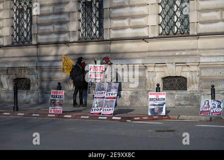 Varsovie, Varsovie, Pologne. 6 février 2021. Des manifestants tiennent des pancartes lors d'une manifestation contre la vivisection d'animaux le 6 février 2021 à Varsovie, en Pologne. Des membres de la rébellion animale NPO Polska se sont réunis devant l'ambassade italienne à Varsovie pour manifester leur solidarité envers les activistes des droits des animaux en Italie qui protestent contre la vivisection d'animaux à des fins scientifiques, Plus précisément l'utilisation de macaques dans le projet 'LightUp - Turning the Cortically blind Brain to See' mené par l'Université de Turin en collaboration avec l'Université de Parme. Dirigé par Research Fellow Banque D'Images