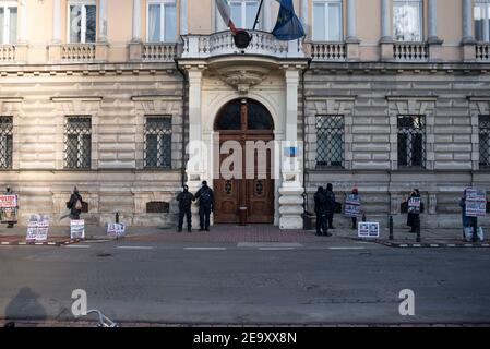 Varsovie, Varsovie, Pologne. 6 février 2021. Des manifestants tiennent des pancartes lors d'une manifestation contre la vivisection d'animaux le 6 février 2021 à Varsovie, en Pologne. Des membres de la rébellion animale NPO Polska se sont réunis devant l'ambassade italienne à Varsovie pour manifester leur solidarité envers les activistes des droits des animaux en Italie qui protestent contre la vivisection d'animaux à des fins scientifiques, Plus précisément l'utilisation de macaques dans le projet 'LightUp - Turning the Cortically blind Brain to See' mené par l'Université de Turin en collaboration avec l'Université de Parme. Dirigé par Research Fellow Banque D'Images