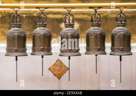 Bells bouddhistes près du Chedi d'Or à Wat Phra Singh, Chiang Mai, Thaïlande. Banque D'Images