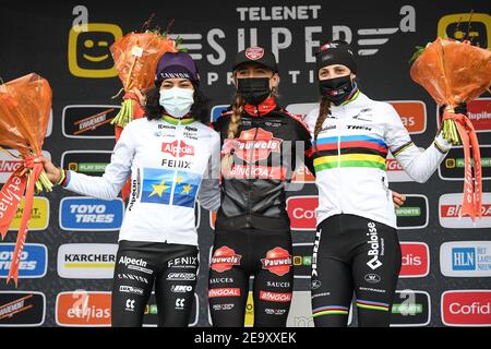 Dutch Ceylin Del Carmen Alvarado, Dutch Denise Betsema et Dutch Lucinda Brand sur le podium après la course d'élite féminine du cyclopr 'Noordzeecross' Banque D'Images