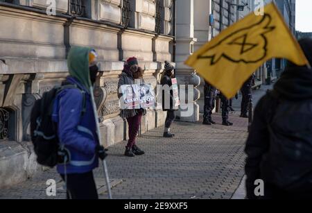 Varsovie, Varsovie, Pologne. 6 février 2021. Des manifestants tiennent des pancartes lors d'une manifestation contre la vivisection d'animaux le 6 février 2021 à Varsovie, en Pologne. Des membres de la rébellion animale NPO Polska se sont réunis devant l'ambassade italienne à Varsovie pour manifester leur solidarité envers les activistes des droits des animaux en Italie qui protestent contre la vivisection d'animaux à des fins scientifiques, Plus précisément l'utilisation de macaques dans le projet 'LightUp - Turning the Cortically blind Brain to See' mené par l'Université de Turin en collaboration avec l'Université de Parme. Dirigé par Research Fellow Banque D'Images