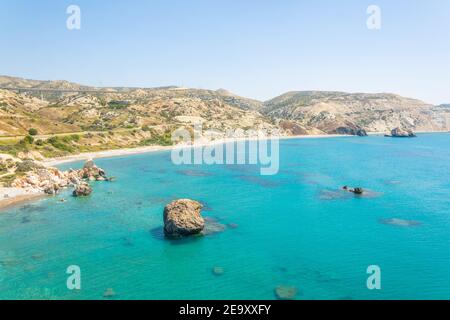 Une petite péninsule offrant un point de vue sur Petra tou Romiou hélas Rocher d'Aphordite sur Chypre Banque D'Images