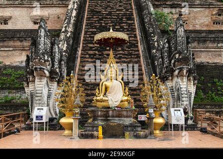 Escalier d'entrée avec statue de Bouddha à Wat Chedi Luang, Chiang Mai, Thaïlande. Banque D'Images