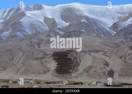 Vue sur l'attraction appelée « Pan long Ancient Road » à Tashkurgan, Xinjiang, Chine. Il est célèbre pour ses nombreuses courbes . Il est célèbre pour ses nombreux curv Banque D'Images