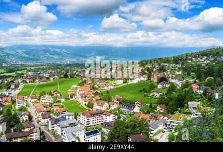 Panorama de Vaduz, principauté du Liechtenstein. Vue aérienne panoramique sur la ville dans les Alpes suisses. Paysage de vallée verte avec ville et ciel bleu en été Banque D'Images