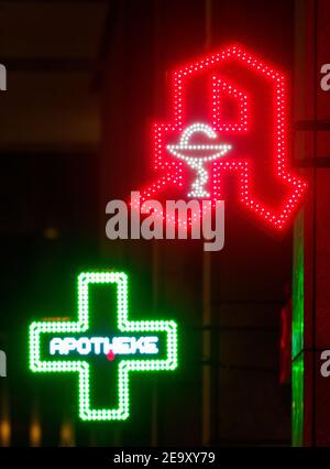 Berlin, Allemagne. 17 janvier 2021. Les panneaux en forme de lettre A et de croix d'une pharmacie du centre-ville sont rouges et verts. Credit: Soeren Stache/dpa-Zentralbild/ZB/dpa/Alay Live News Banque D'Images