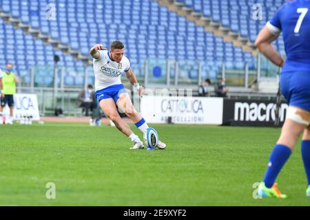 Rome, Italie. 6 février 2021. Rome, Italie, Stadio Olimpico, 06 février 2021, Paolo Garbisi (Italie) donne des coups de pied pendant l'Italie contre la France - Rugby six Nations Match Credit: Carlo Cappuccitti/LPS/ZUMA Wire/Alamy Live News Banque D'Images