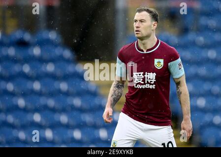 Burnley, Royaume-Uni. 06e février 2021. Ashley Barnes de Burnley regarde. Premier League Match, Burnley v Brighton & Hove Albion au Turf Moor de Burnley, Lancs, le samedi 6 février 2021. Cette image ne peut être utilisée qu'à des fins éditoriales. Utilisation éditoriale uniquement, licence requise pour une utilisation commerciale. Aucune utilisation dans les Paris, les jeux ou les publications d'un seul club/ligue/joueur. photo par Chris Stading/Andrew Orchard sports Photography/Alamy Live News crédit: Andrew Orchard sports Photography/Alamy Live News Banque D'Images