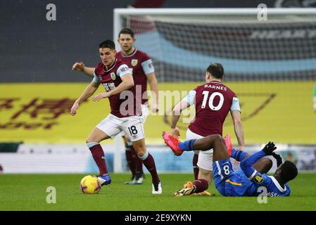 Burnley, Royaume-Uni. 06e février 2021. Ashley Westwood de Burnley sort avec le ballon. Premier League Match, Burnley v Brighton & Hove Albion au Turf Moor de Burnley, Lancs, le samedi 6 février 2021. Cette image ne peut être utilisée qu'à des fins éditoriales. Utilisation éditoriale uniquement, licence requise pour une utilisation commerciale. Aucune utilisation dans les Paris, les jeux ou les publications d'un seul club/ligue/joueur. photo par Chris Stading/Andrew Orchard sports Photography/Alamy Live News crédit: Andrew Orchard sports Photography/Alamy Live News Banque D'Images