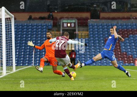 Burnley, Royaume-Uni. 06e février 2021. Matej Vydra de Burnley (27) prend des photos mais voit son effort sauvé par le gardien de but Albion Brighton & Hove Robert Sanchez. Premier League Match, Burnley v Brighton & Hove Albion au Turf Moor de Burnley, Lancs, le samedi 6 février 2021. Cette image ne peut être utilisée qu'à des fins éditoriales. Utilisation éditoriale uniquement, licence requise pour une utilisation commerciale. Aucune utilisation dans les Paris, les jeux ou les publications d'un seul club/ligue/joueur. photo par Chris Stading/Andrew Orchard sports Photography/Alamy Live News crédit: Andrew Orchard sports Photography/Alamy Live News Banque D'Images