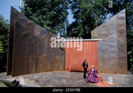 Damian Lewis (Hamlet), Pamela Miles (Gertrude) dans UN HAMEAU par Shakespeare au théâtre en plein air, Regent's Park, Londres 15/05/1994 Tanya McCallin réalisateur: Tim Pigott-Smith Banque D'Images