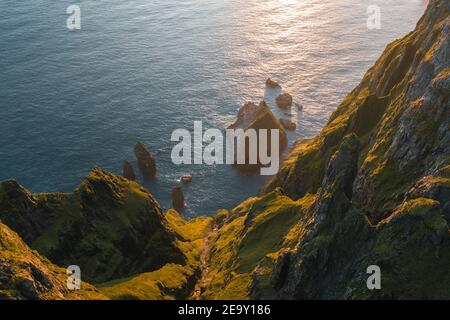 Vue aérienne des falaises de Suduroy, la plus méridionale des îles Féroé avec un ciel bleu par jour ensoleillé. Banque D'Images