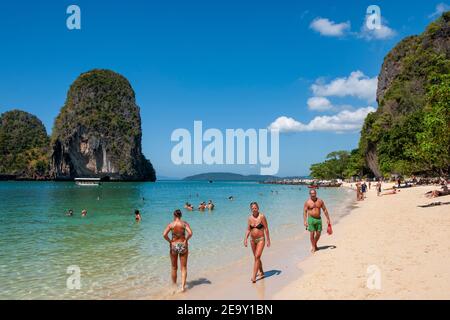 Une formation de roche géante surteinte le sable blanc et la mer bleue de Railay Beach, à Krabi, en Thaïlande Banque D'Images