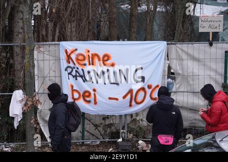 Berlin, Allemagne. 06e février 2021. Une bannière avec l'inscription 'pas d'éviction à moins 10 degrés' est accrochée à la clôture d'un camp de sans-abri au Bucht de Rummelsburger. L'expulsion du camp de sans-abri dans la baie de Rummelsburg samedi soir a déclenché des manifestations de groupes de gauche à Berlin. Credit: Jörg Carstensen/dpa/Alay Live News Banque D'Images