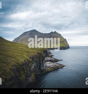 Vue aérienne sur le village de Trollanes et la magnifique chute d'eau, Kalsoy, îles Féroé, Danemark. Îles nordiques Banque D'Images