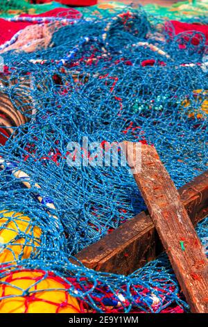 Filets de pêche bleu rouge, bouées jaunes, fort contraste Banque D'Images