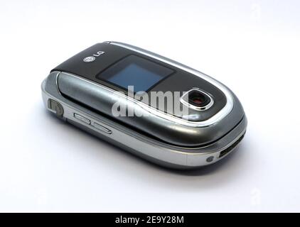 Photo d'un téléphone portable LG F2400 design de coque sorti 2005 fermé sur un fond blanc Banque D'Images