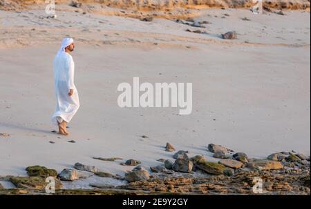 emirati homme à une plage dans les Émirats Arabes Unis Banque D'Images