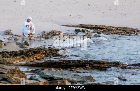 emirati homme à une plage dans les Émirats Arabes Unis Banque D'Images