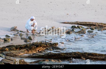 emirati homme à une plage dans les Émirats Arabes Unis Banque D'Images