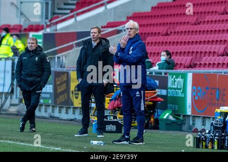 Bristol, Royaume-Uni. 06e février 2021. Mick McCarthy Manager de Cardiff City reçoit des instructions à ses joueurs à Bristol, Royaume-Uni le 2/6/2021. (Photo de Gareth Dalley/News Images/Sipa USA) Credit: SIPA USA/Alay Live News Banque D'Images