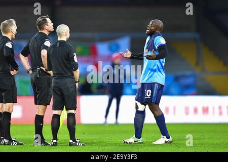 HIGH WYCOMBE, ANGLETERRE. 6 FÉVR.: Adebayo Akinfenwa de Wycombe Wanderers se met en mouvement vers les officiels du match pendant le match de championnat de Sky Bet entre Wycombe Wanderers et la forêt de Nottingham à Adams Park, High Wycombe le samedi 6 février 2021. (Credit: Jon Hobley | MI News) Credit: MI News & Sport /Alay Live News Banque D'Images