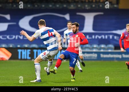 LONDRES, ANGLETERRE. 6 FÉVRIER : Adam Armstrong de Blackburn lutte pour possession avec Rob Dickie de QPR lors du match de championnat Sky Bet entre Queens Park Rangers et Blackburn Rovers au stade Loftus Road, à Londres, le samedi 6 février 2021. (Credit: Ivan Yordanov | MI News) Credit: MI News & Sport /Alay Live News Banque D'Images