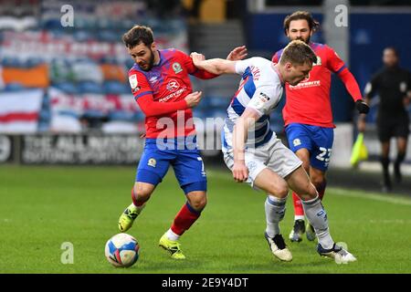 LONDRES, ANGLETERRE. 6 FÉVRIER : Adam Armstrong de Blackburn lutte pour possession avec Rob Dickie de QPR lors du match de championnat Sky Bet entre Queens Park Rangers et Blackburn Rovers au stade Loftus Road, à Londres, le samedi 6 février 2021. (Credit: Ivan Yordanov | MI News) Credit: MI News & Sport /Alay Live News Banque D'Images