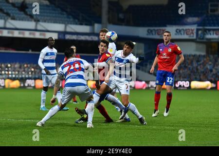 LONDRES, ANGLETERRE. 6 FÉVRIER : Darragh Lenihan de Blackburn lutte pour possession avec Macauley bonne(7) et Geoff Cameron(20) de QPR lors du match de championnat Sky Bet entre Queens Park Rangers et Blackburn Rovers au stade Loftus Road, à Londres, le samedi 6 février 2021. (Credit: Ivan Yordanov | MI News) Credit: MI News & Sport /Alay Live News Banque D'Images